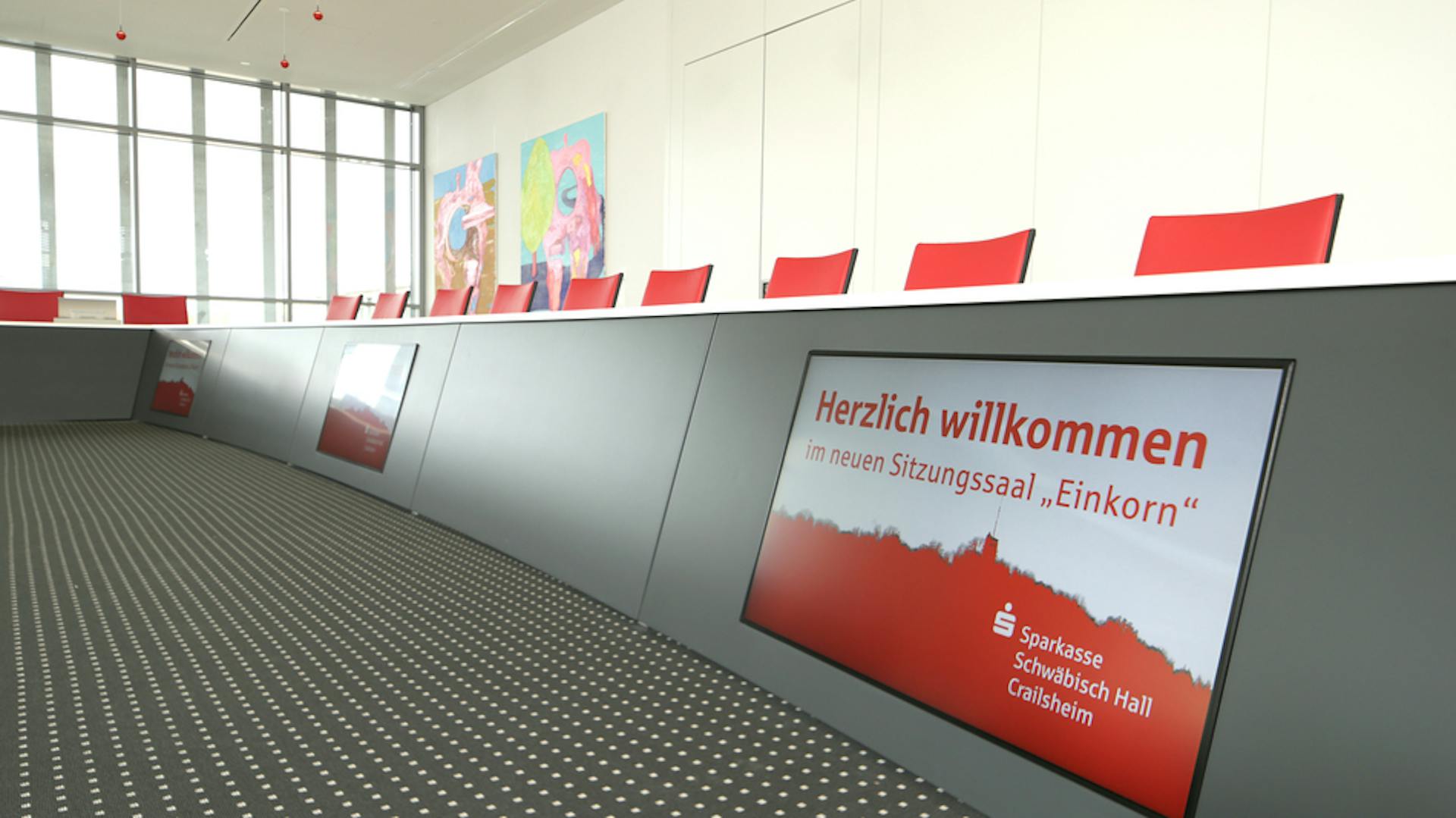 Sparkasse Schwäbisch Hall I Konferenztischanlage: Sonderbau inkl. Displayintegration I Stühle: x-cone