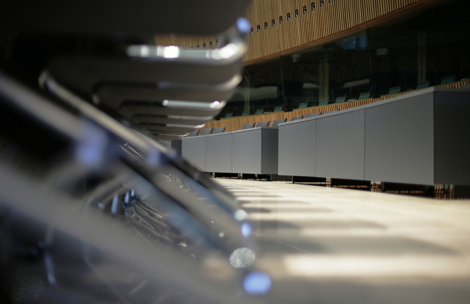 Centre de Conferénces Luxemburg | Konferenzanlage: Sonderlösung, werkzeuglos montierbar, mit hochwertiger Konferenz- und AV-Technik