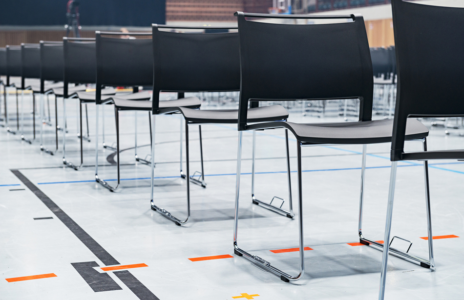 tectake Arena Würzburg | Mehrzweckstuhl: klif | Reihenbestuhlung | Stapelwagen