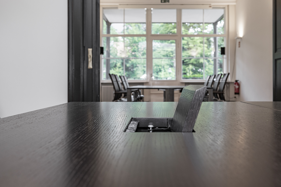 Sparkasse Siegen Villa Ruhfus | Konferenztisch mit Transportwagen für Tischbeine und Tischplatten: cetera I Tischanschlussfeld