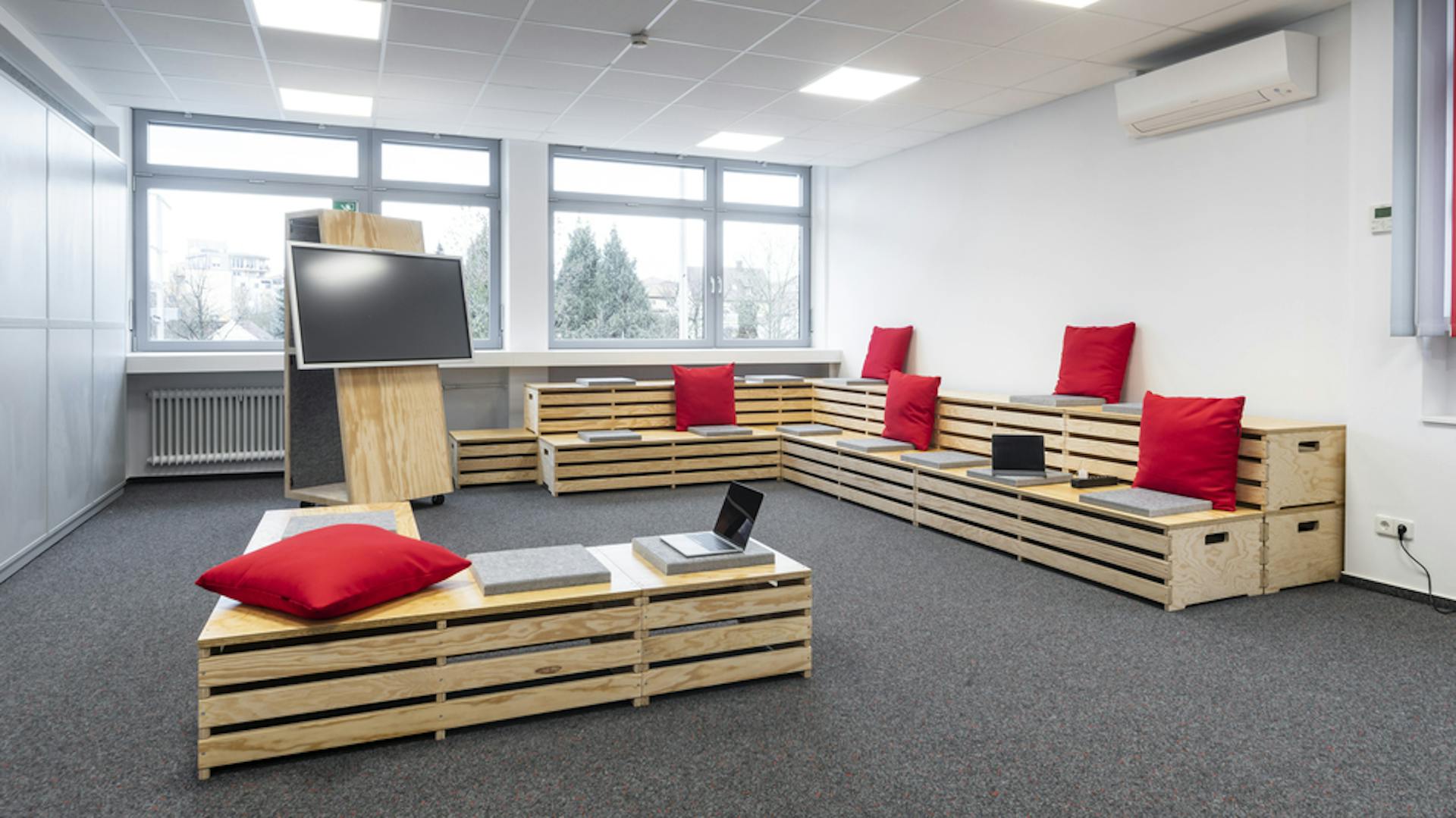 FLEX-Elektrowerkzeuge GmbH I Sitzgelegenheit: arena I Digitales Flipchart: a-frame