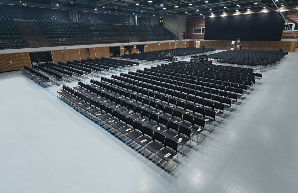 tectake Arena Würzburg | Mehrzweckstuhl: klif | Reihenbestuhlung | Stapelwagen