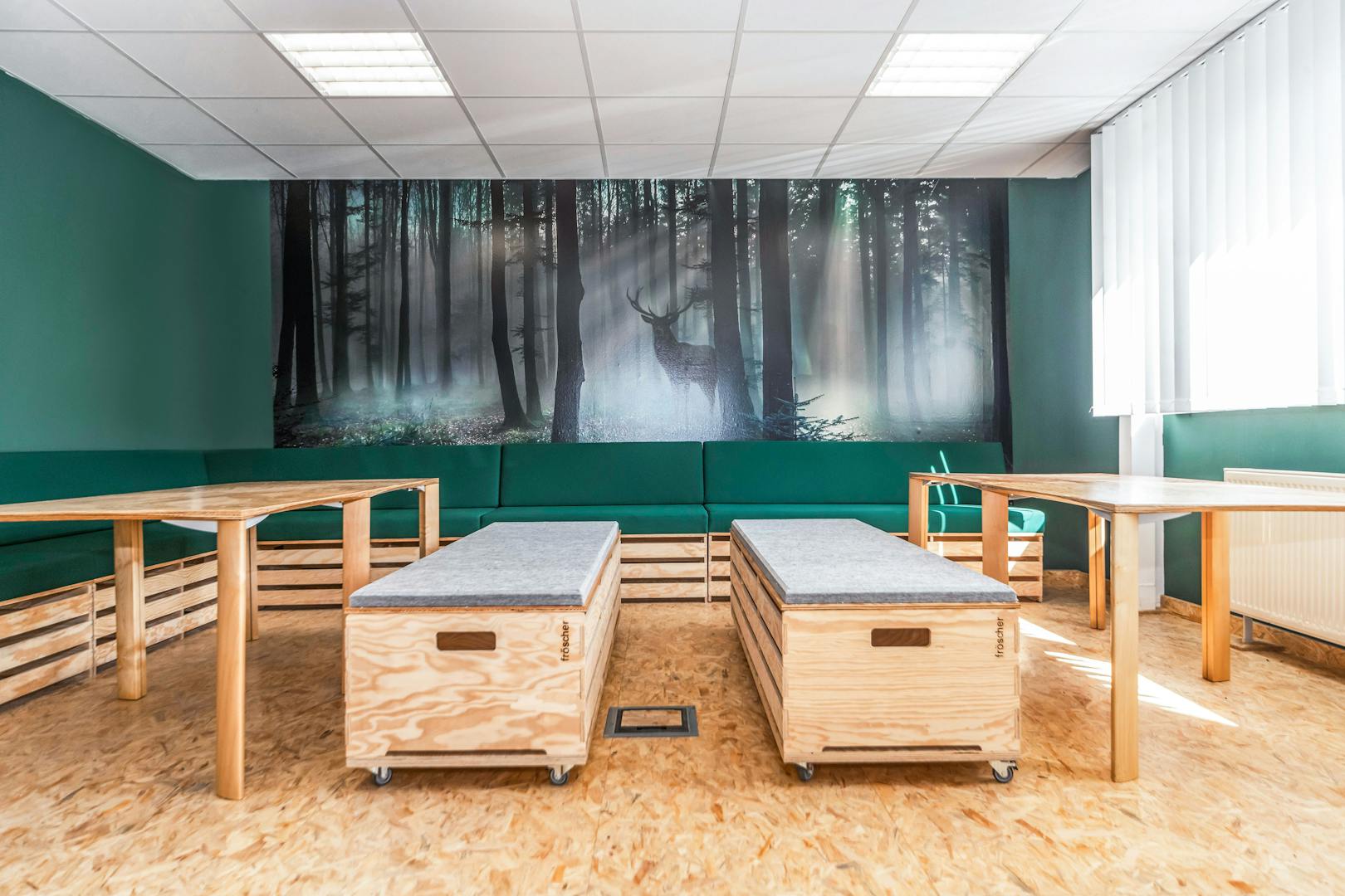 Referenzen-Pausenraum fröscher-Steinheim an der Murr-arena auf Rollen-cetera Tisch-Konferenztisch- arena-Sitzauflagen