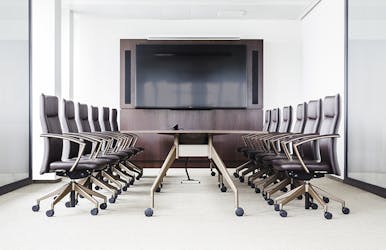 Referenzen- Verwaltungsgebäude- Frankfurt- pharao comfort- fallon Tisch