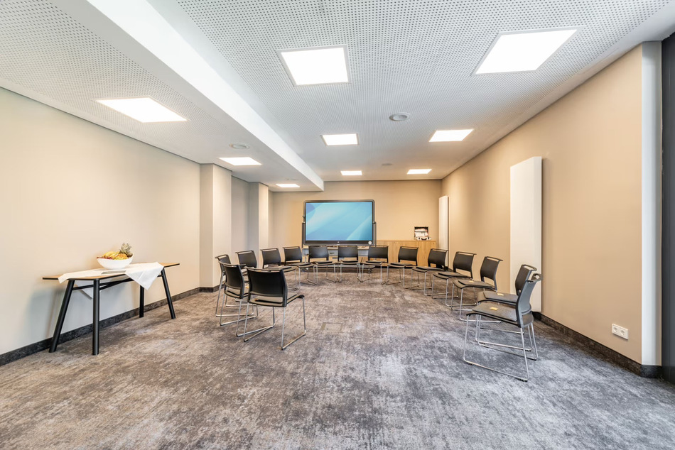 MAXX Hotel Aalen | klif Stapelstuhl | easy flex Schwenktisch