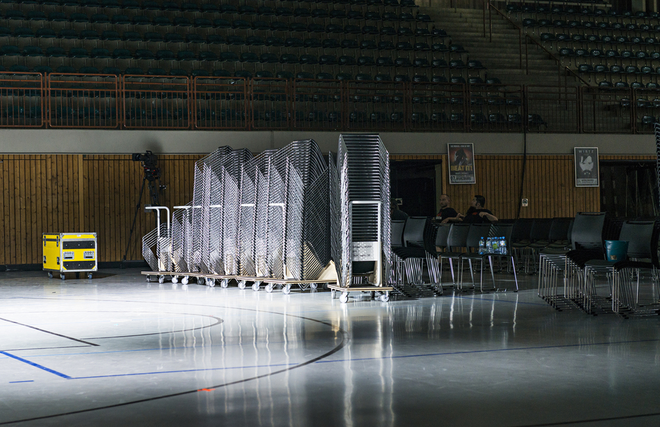 tectake Arena Würzburg | Mehrzweckstuhl: klif | Reihenbestuhlung | Stapelwagen