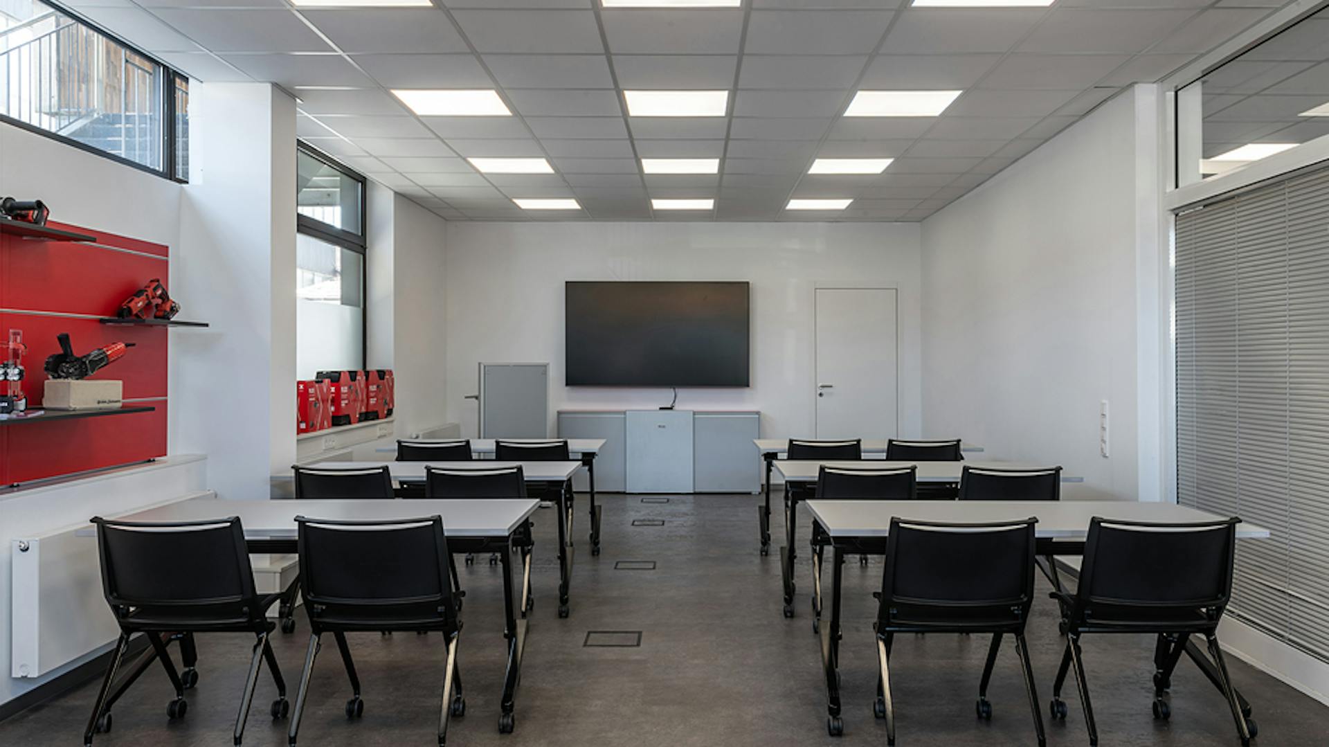 FLEX Elektrowerkzeuge GmbH Steinheim Schulungsraum | Schwenktisch: ctz flip stop | Mehrzweckstuhl: klif