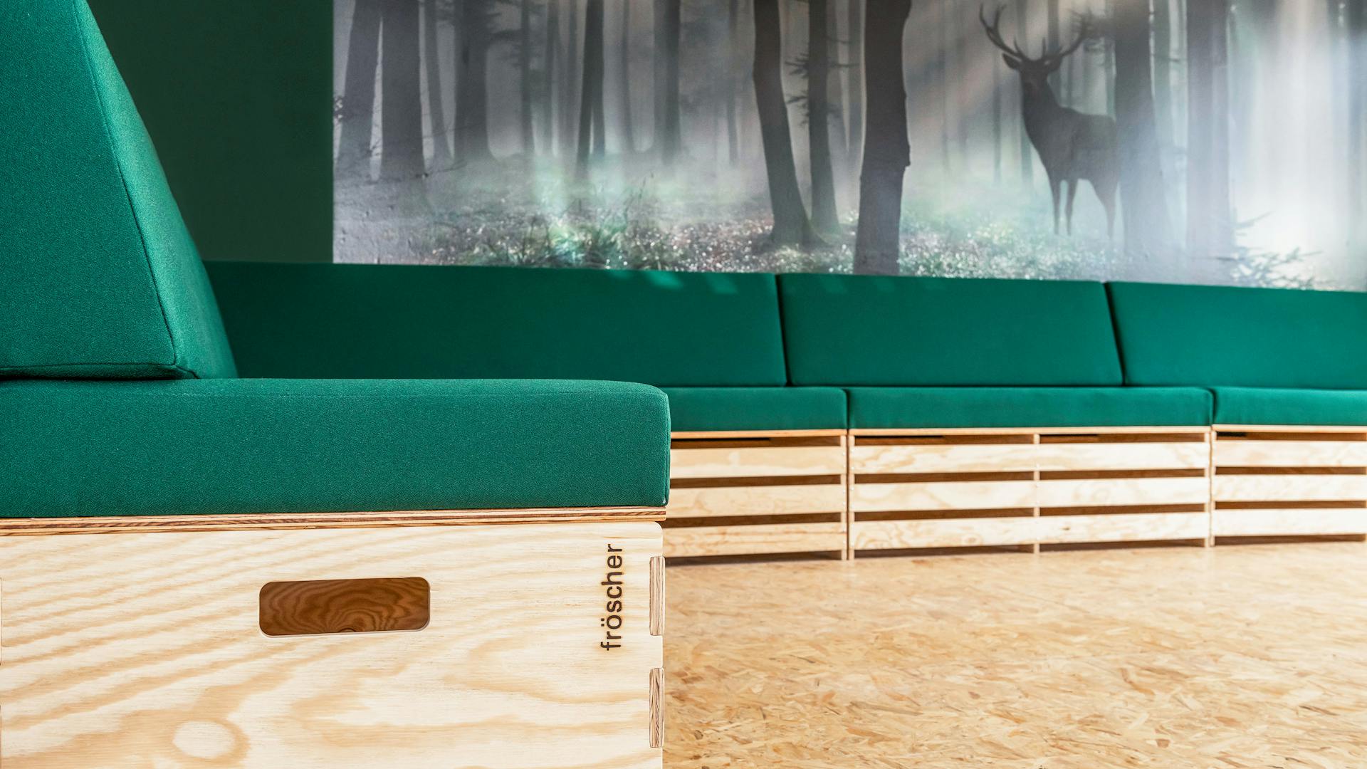 fröscher Mitarbeiter-Pausenraum | arena auf Rollen | arena als Eckbank I cetera Tisch | Stehtisch tosca | fröscher-Einbauküche