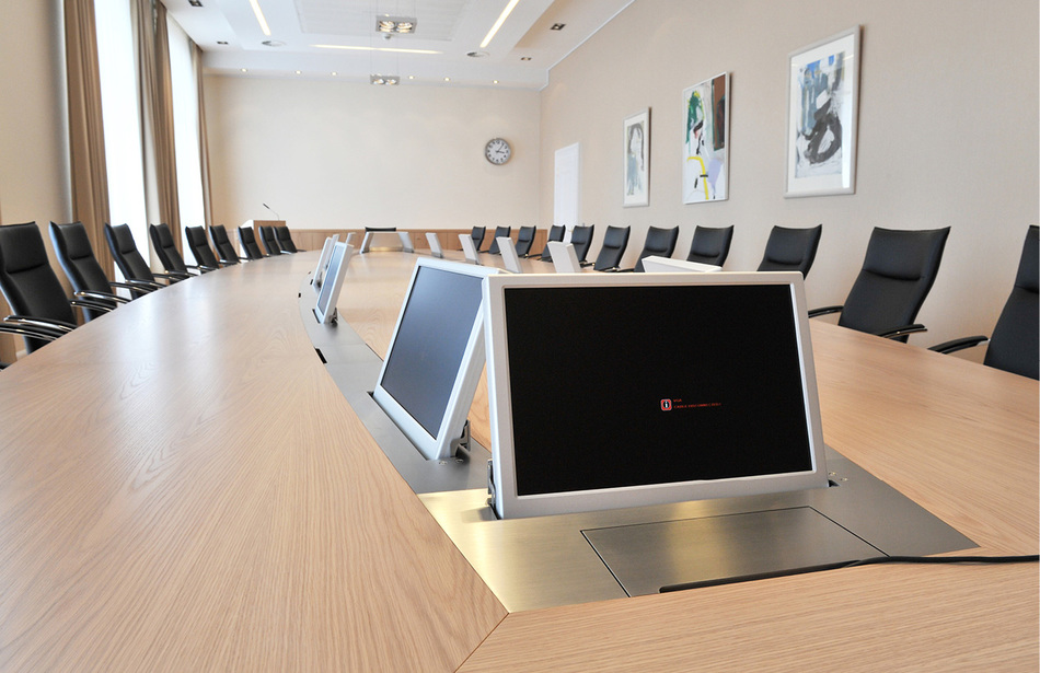 Post Luxemburg | Stuhl: pharao comfort | Tisch: Sonderlösung mit Präsentationstechnik