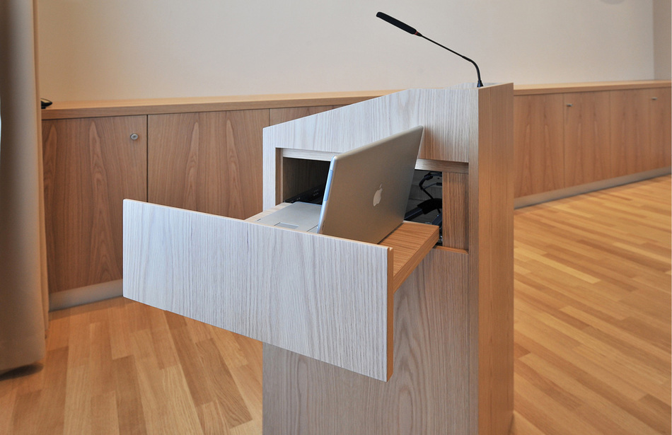 Post Luxemburg | Stehpult: Sonderlösung mit Präsentationstechnik