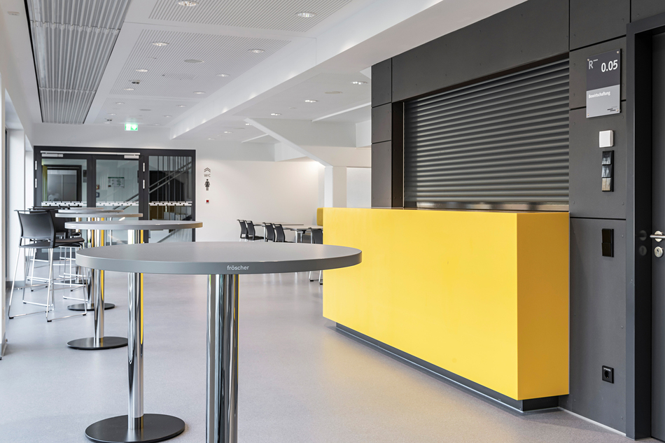 Riedhalle Steinheim an der Murr | klif Stapelstuhl | klif Barhocker | easy flex Stapeltisch | locco Stehtisch