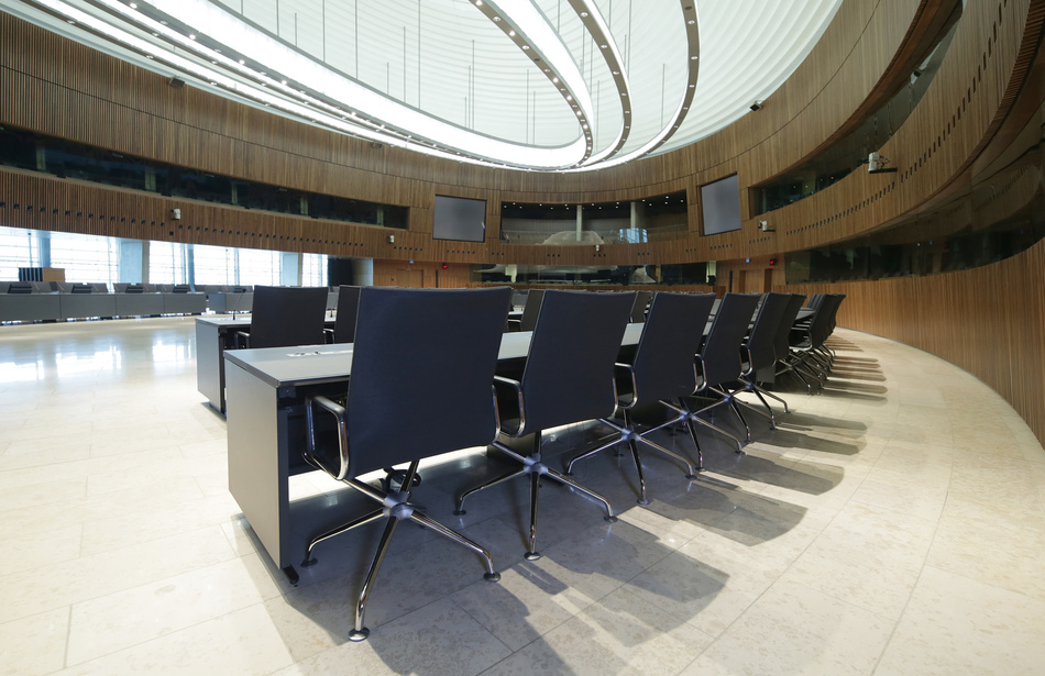 Centre de Conferénces Luxemburg | Konferenzanlage: Sonderlösung, werkzeuglos montierbar, mit hochwertiger Konferenz- und AV-Technik