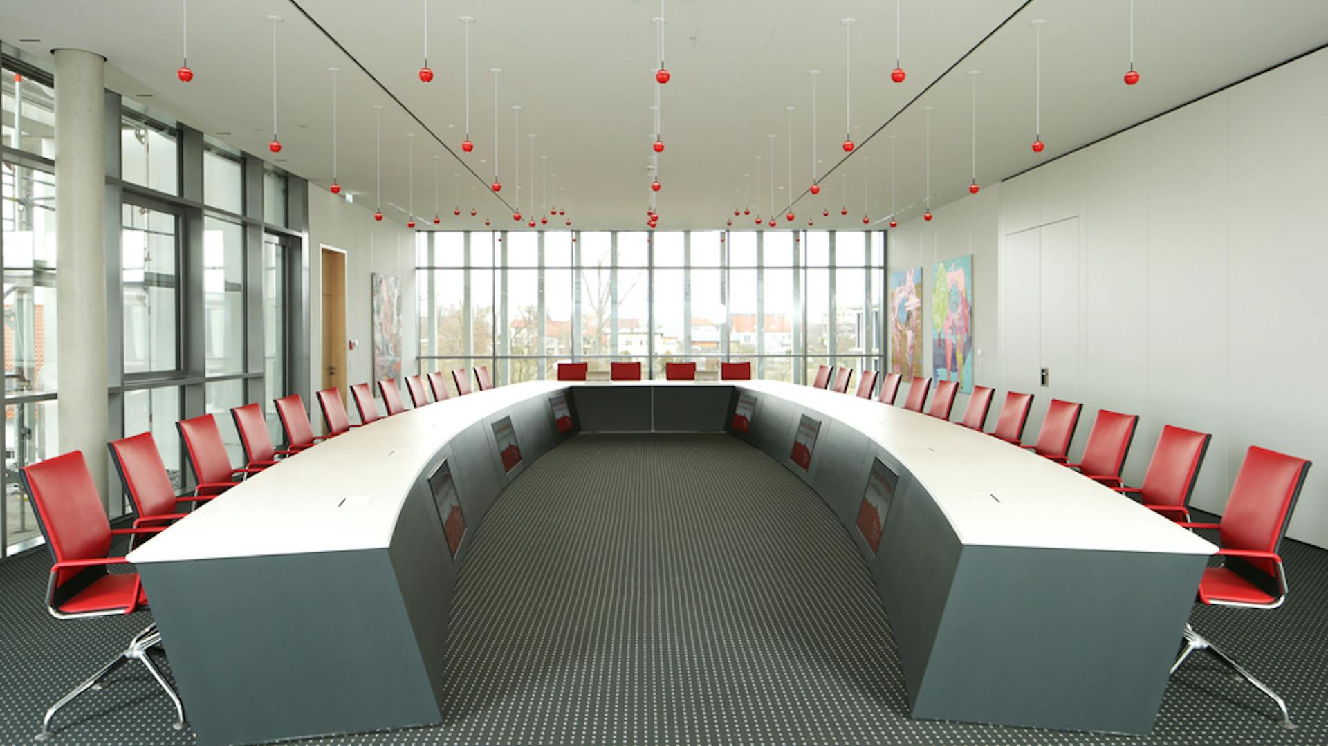 Sparkasse Schwäbisch Hall I Konferenztischanlage: Sonderbau I Stühle: x-cone