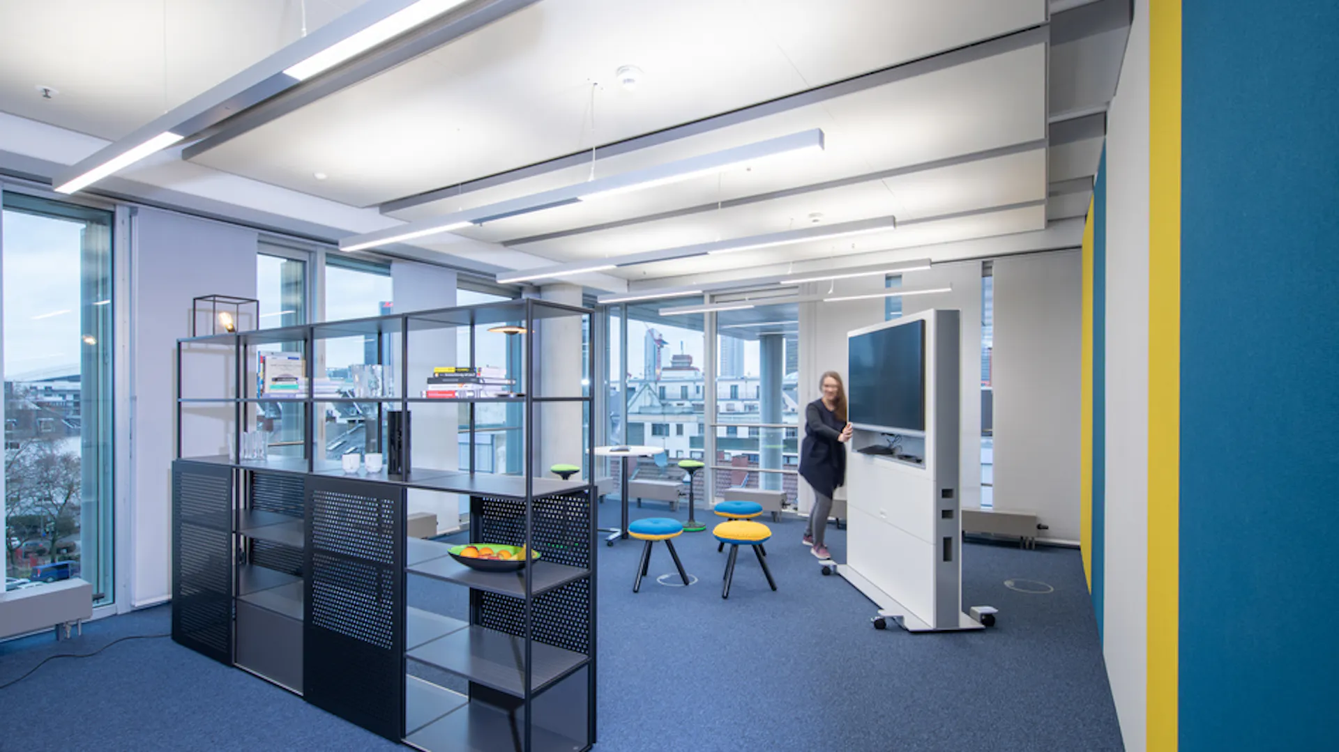 Referenzen_ OSIsoft Europe GmbH_ Frankfurt_ MICO-1 75 Medienstele