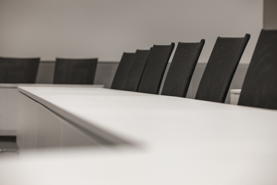 Kreishaus Minden | Tischanlage: c base | Freischwinger: pharao net