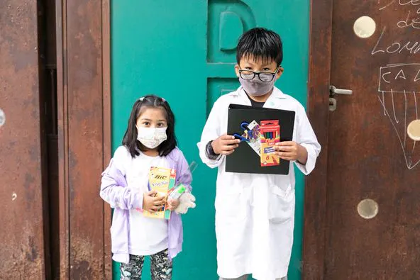 Entrega de útiles escolares a niños con cáncer
