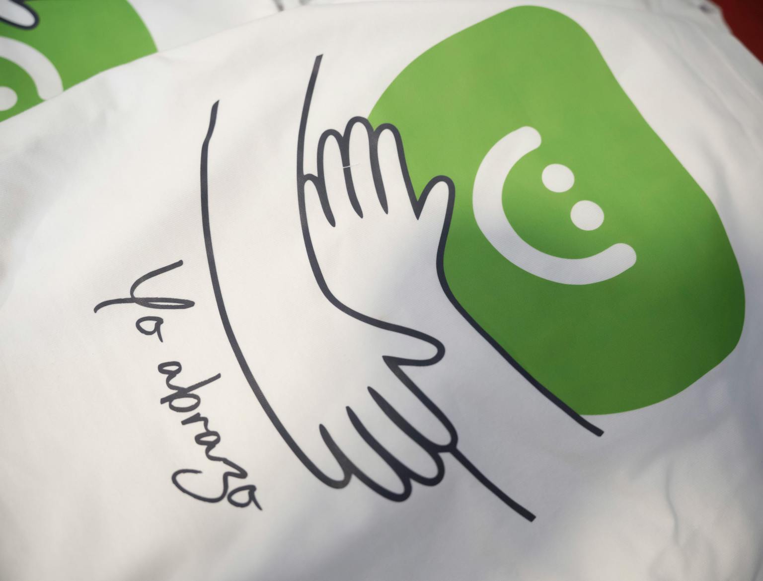 Camisetas que abrazan: un compromiso con los chicos con cáncer