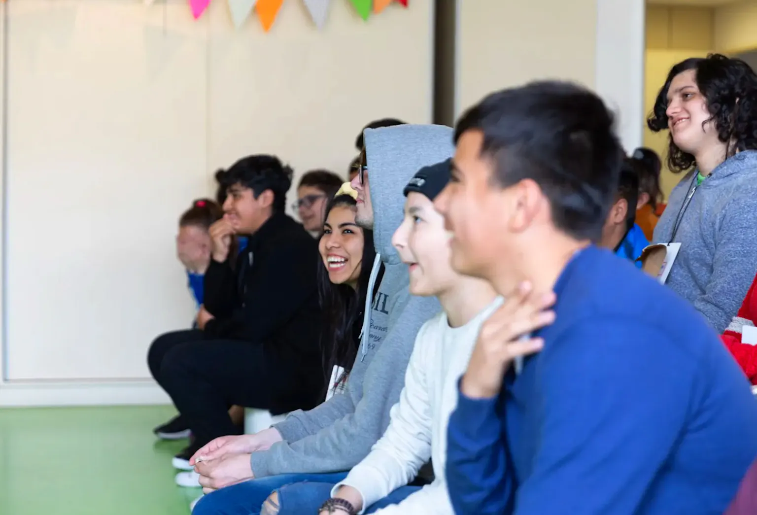 Adolescentes y jóvenes compartiendo un espacio de acompañamiento
