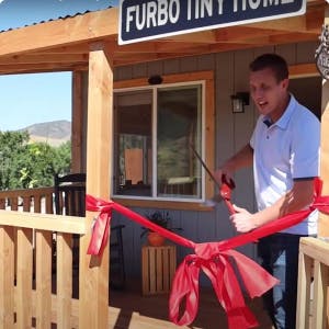 Casas Pequeñas Furbo para Perros que viven en la calle    Una casa pequeña construida especialmente para el perro adulto Nemo