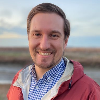 headshot of ari frink