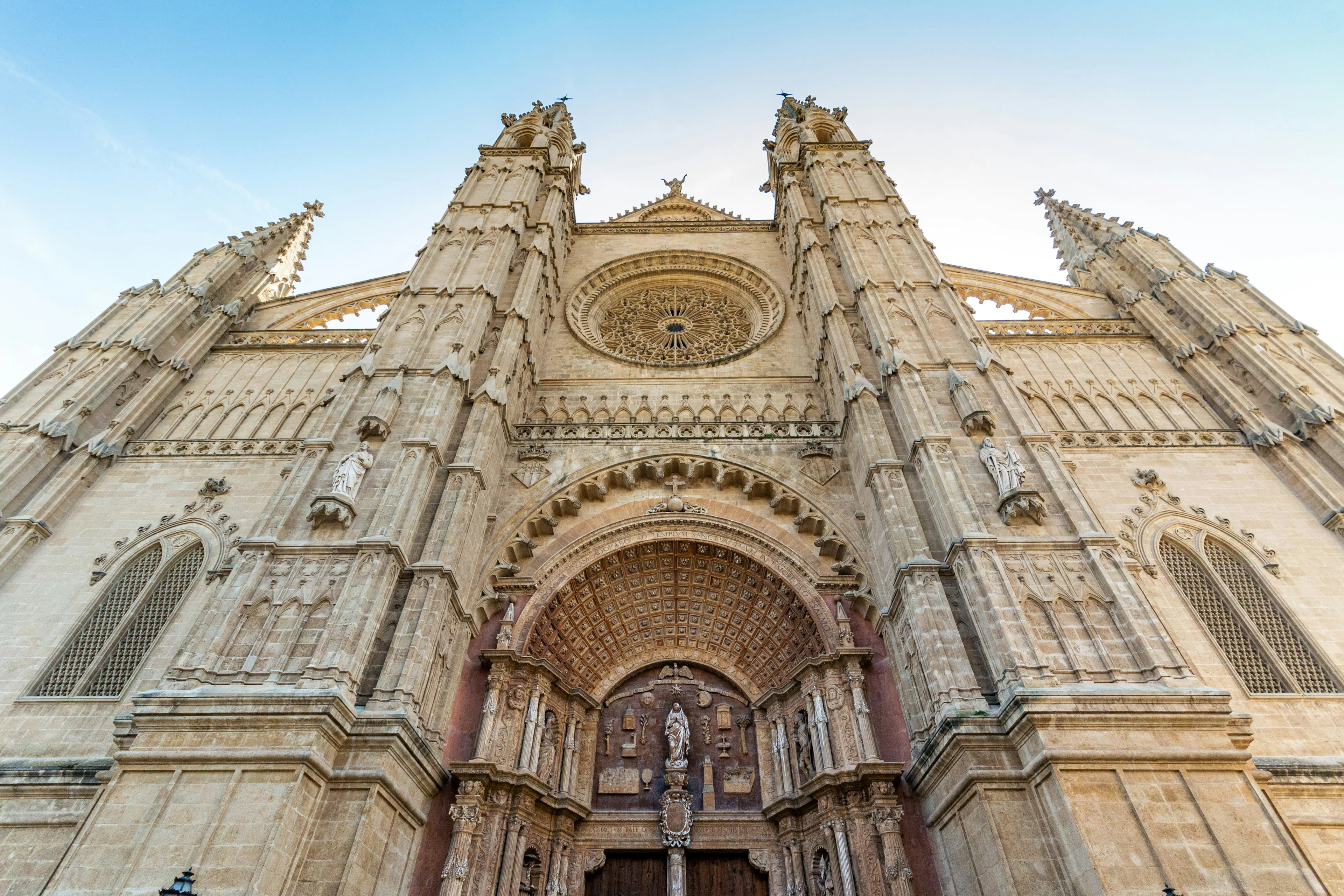  La Seu Cathedral’s ornate Gothic façade, showcasing intricate stonework and historic architecture in the heart of Palma.