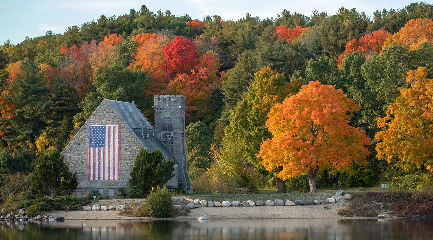 Il tricolore americano impreziosisce un castello, custodito da colline vestite dei caldi toni autunnali.