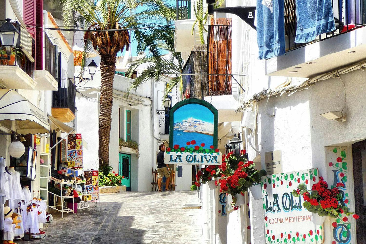 Des étals colorés animent les allées,