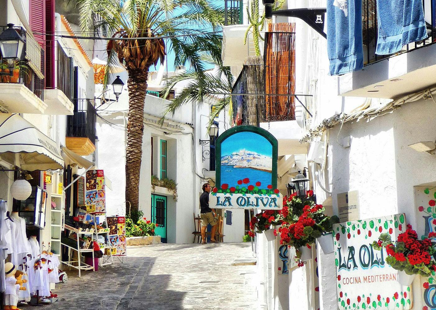 Des étals colorés animent les allées,