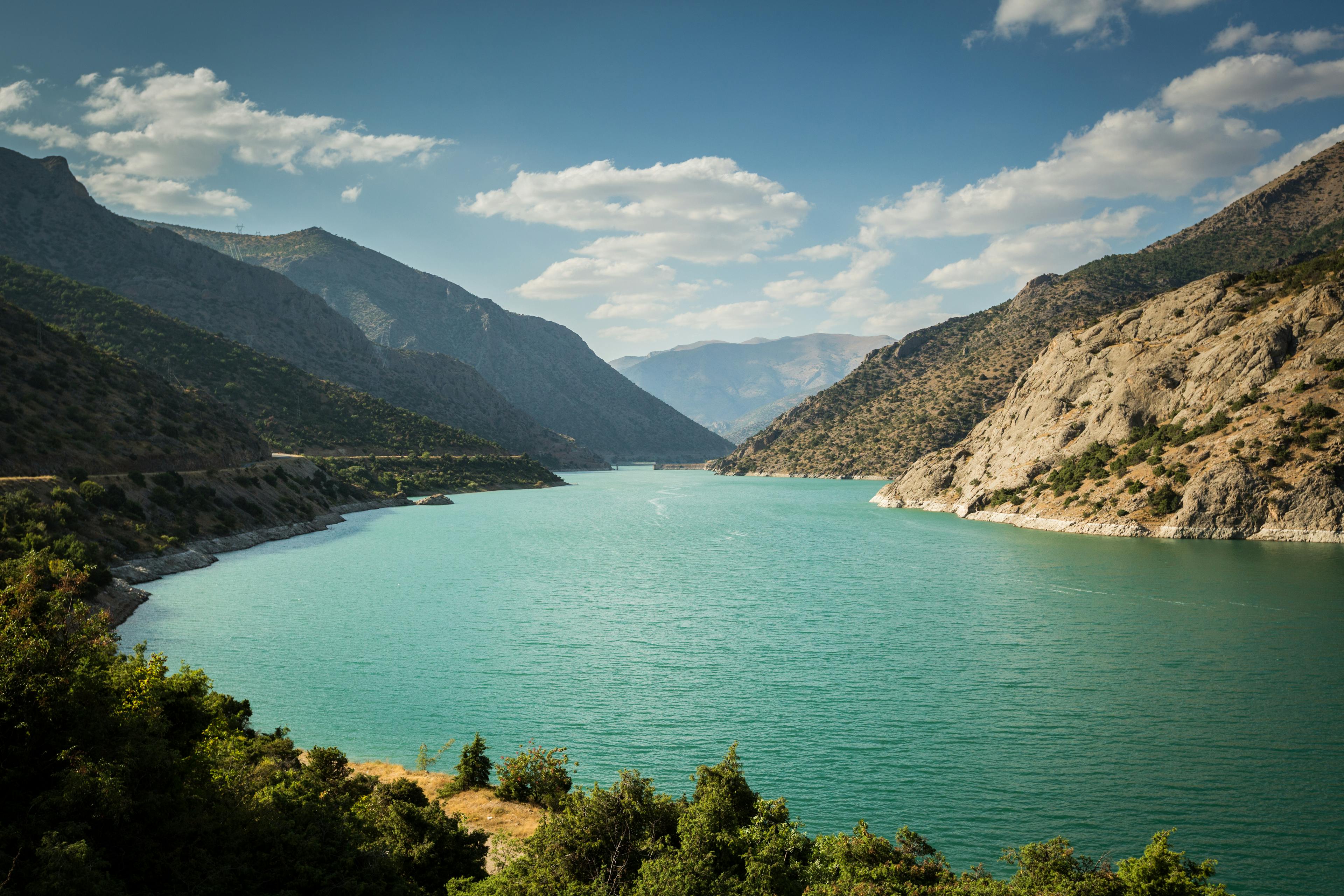 Blue lake contained in mountains