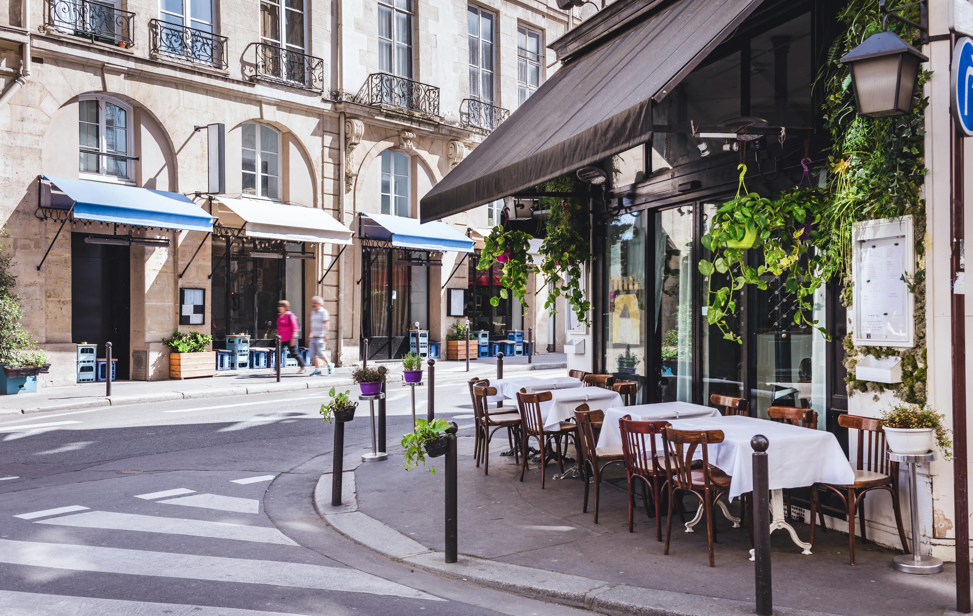 Un café discret au coin d’une rue parisienne
