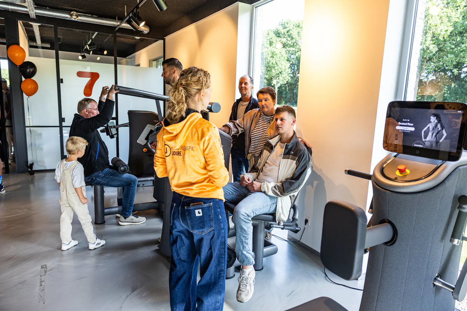 Rikst Fekken, fysiotherapeut bij Fysiotherapie Joure geeft uitleg over de EGYM Joure