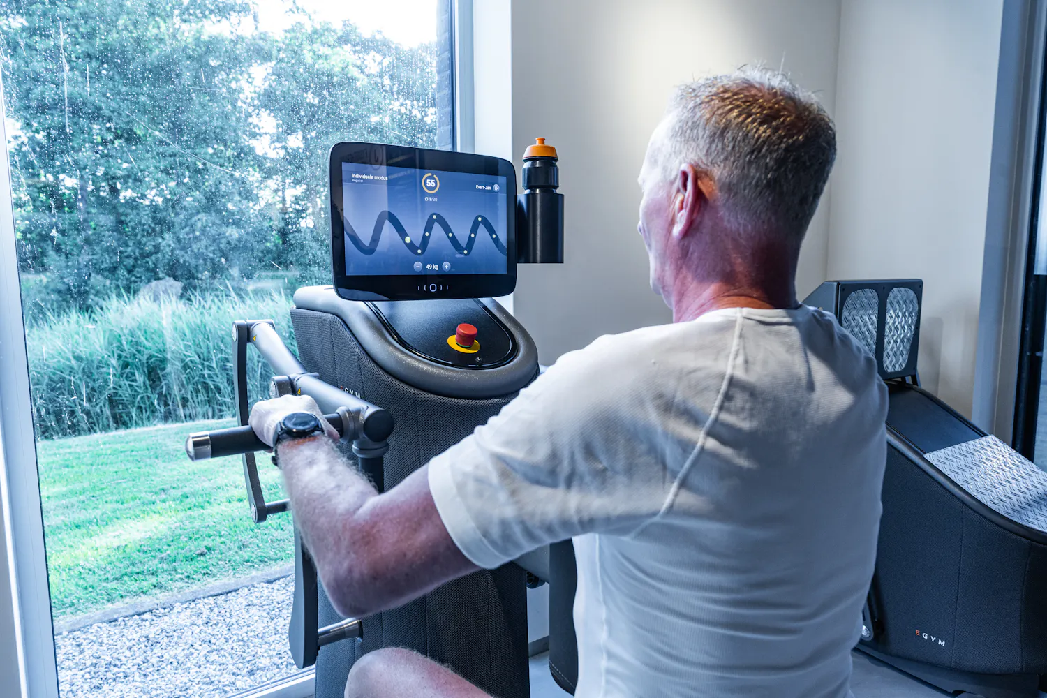 EGYM Joure is een perfecte sportschool voor ouderen die onder begeleiding aan krachttraining willen werken