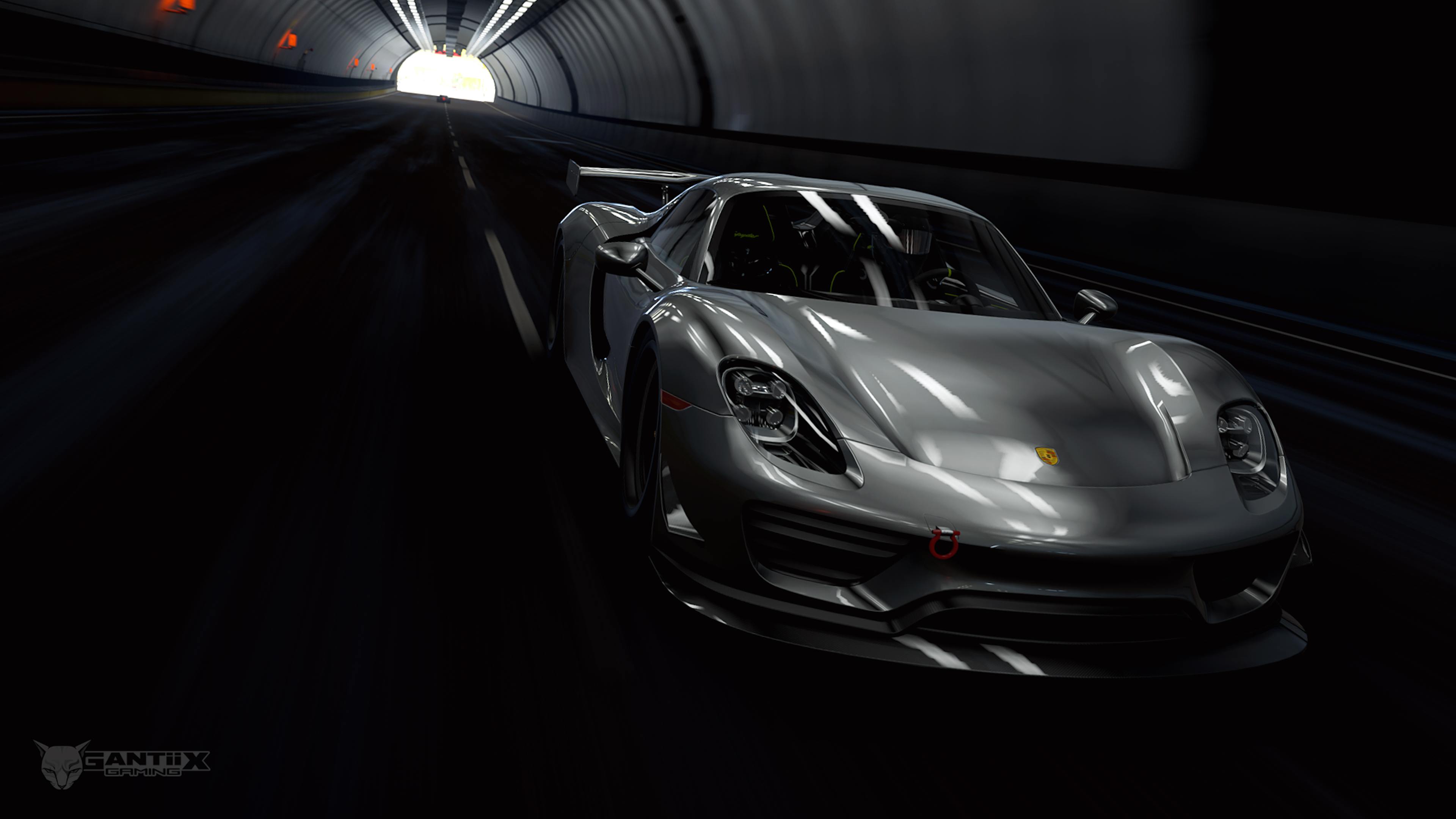 Porsche 918 Spyder in tunnel