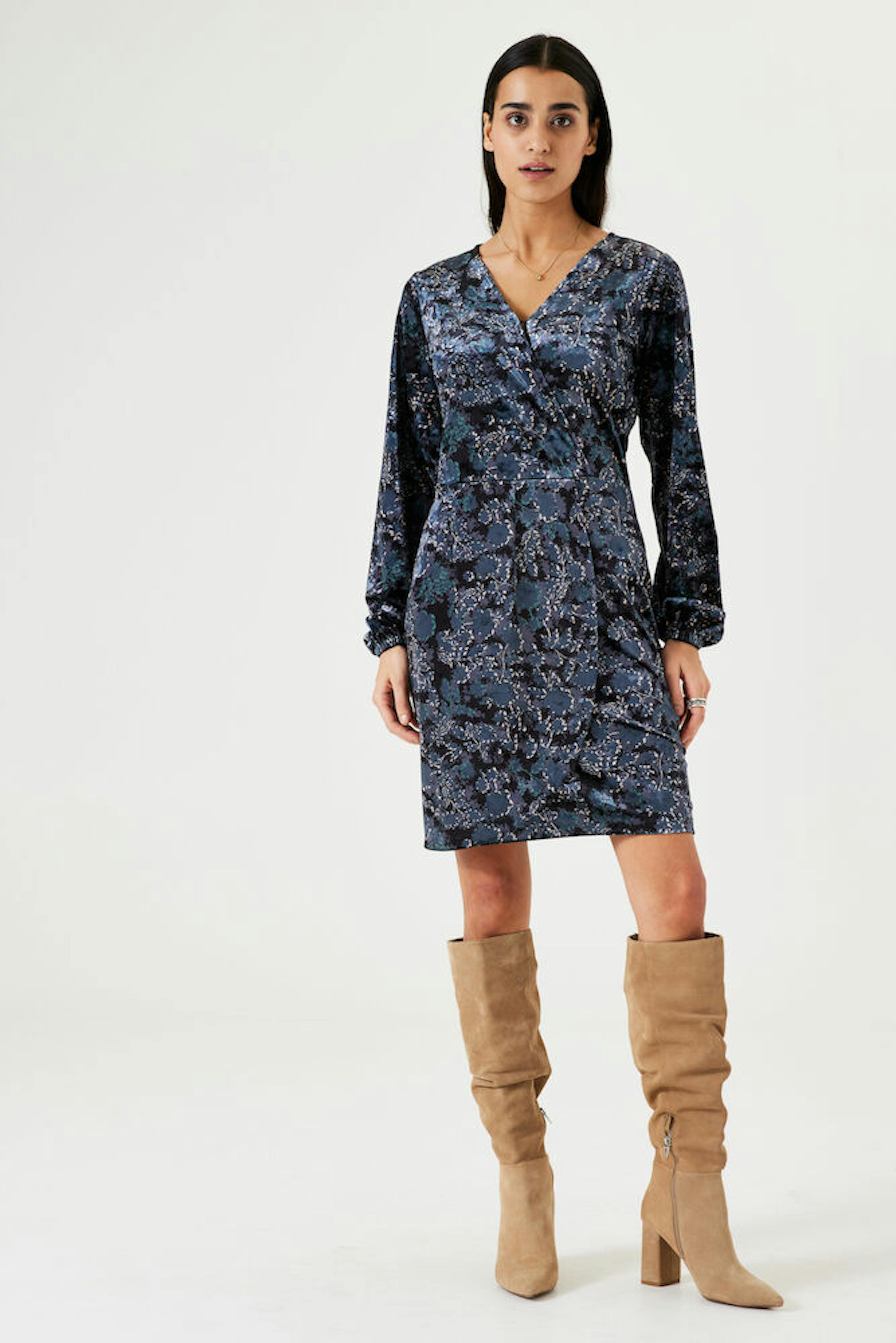 blauwe velvet jurk op model
