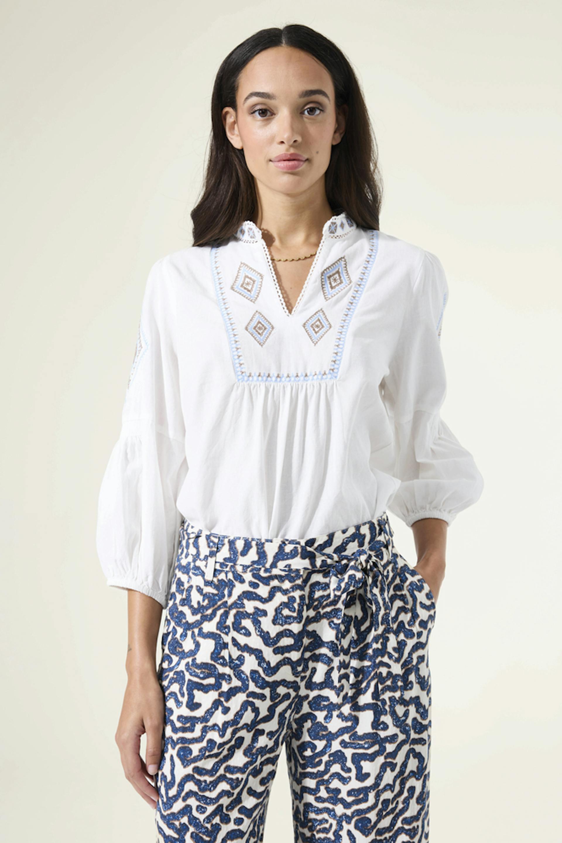 Gebrochene weiße Bluse