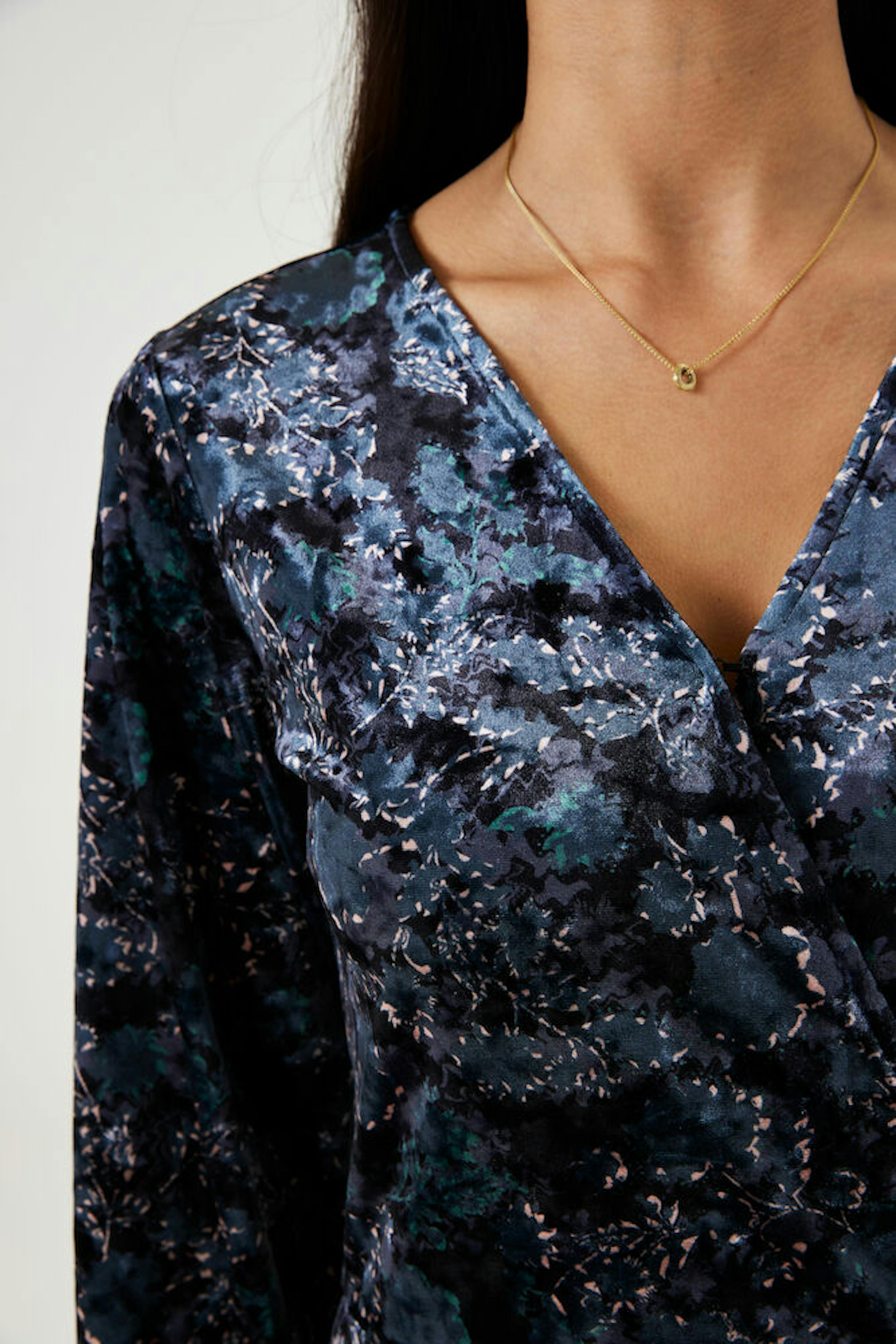 blauwe velvet jurk detail