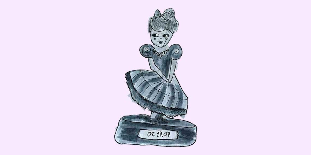 Garitma, muñeca puesta sobre una base con fecha, dibujo marcador sobre papel
