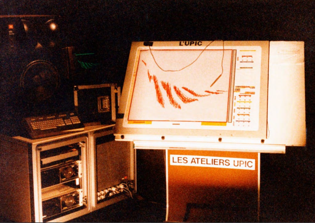Original digitising tablet synthesizing waveforms at the CEMAMu Paris.