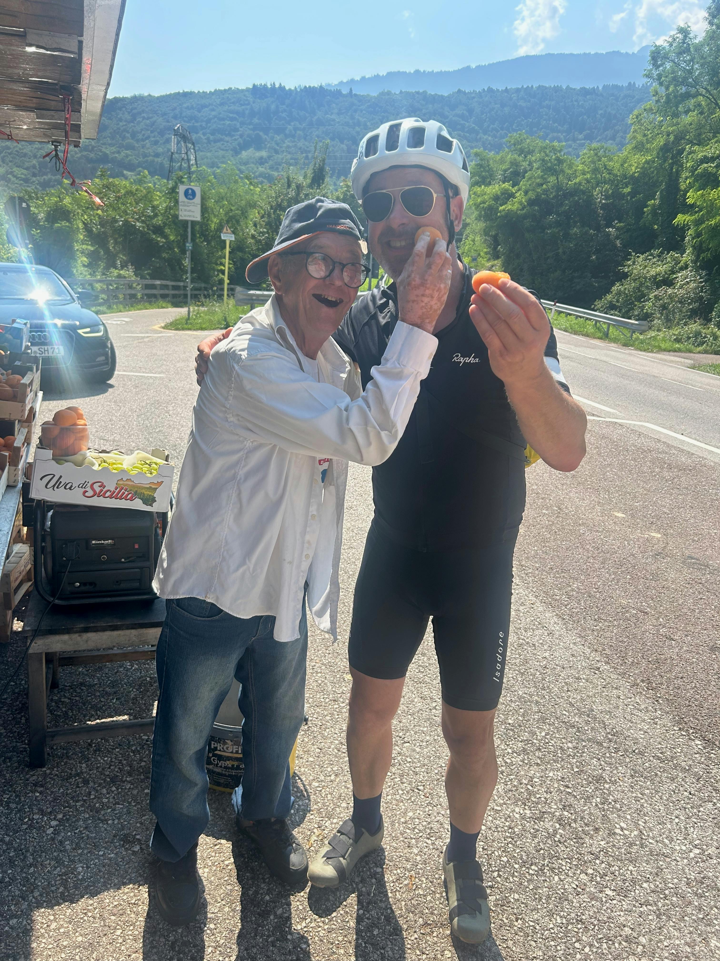 Uwe with a fruit seller