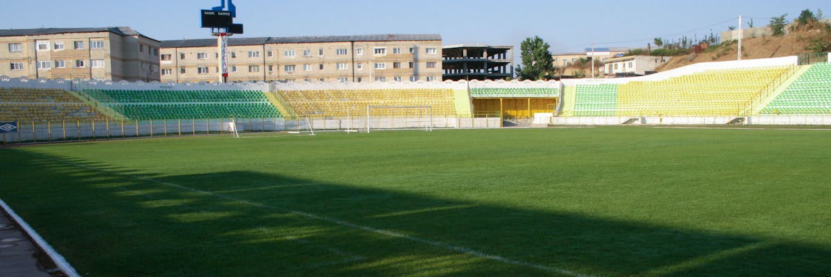 teren de fotbal cu gazon natural verde