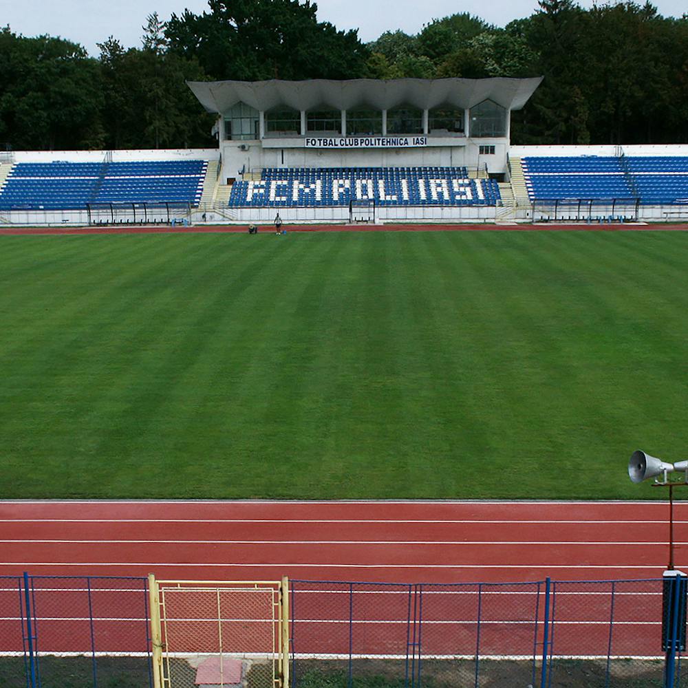 teren de fotbal cu tribune si gazon natural fcm poliiasi