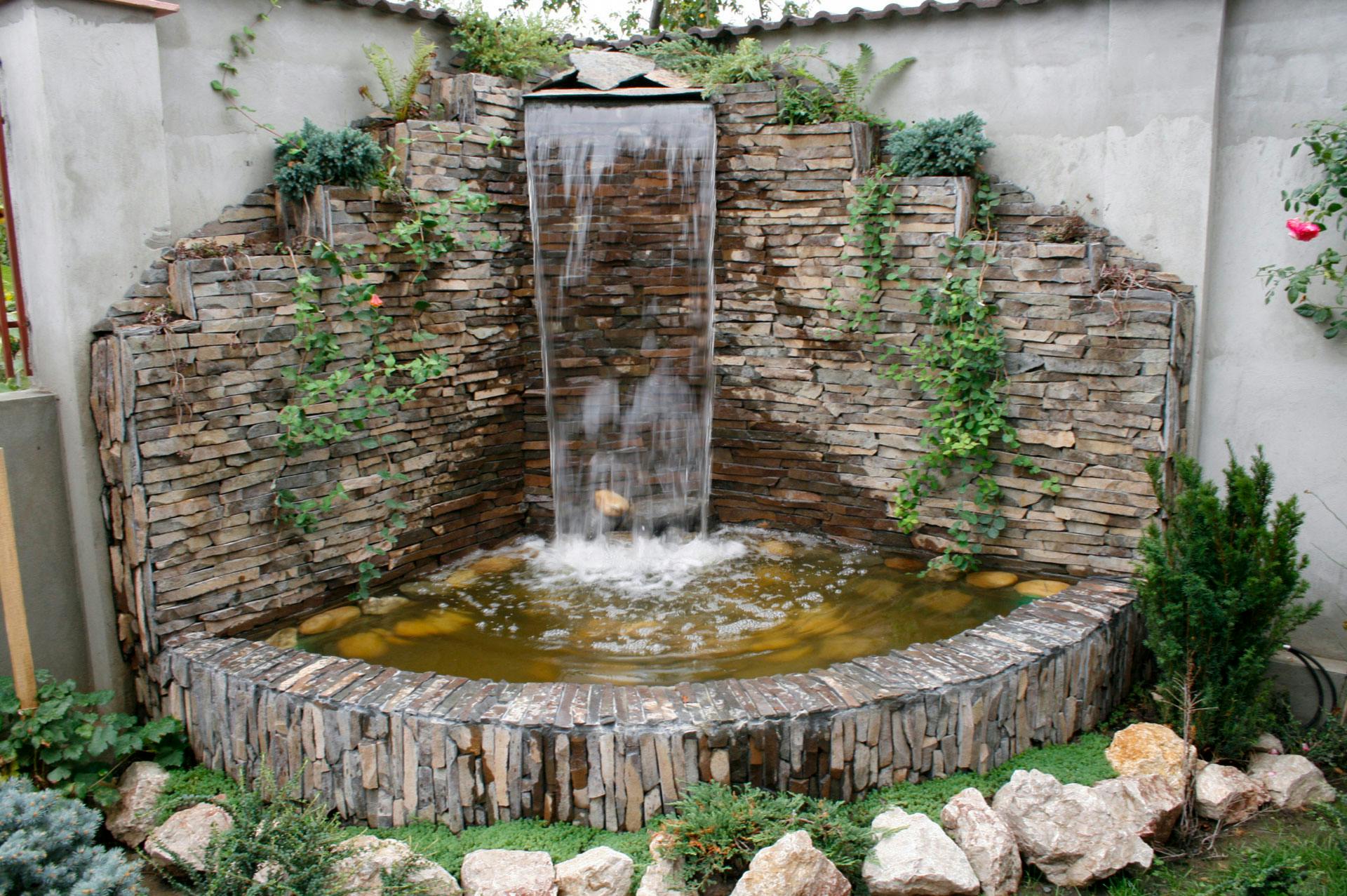 cascada moderna cu bazin de colectare a apei plante si rocarie