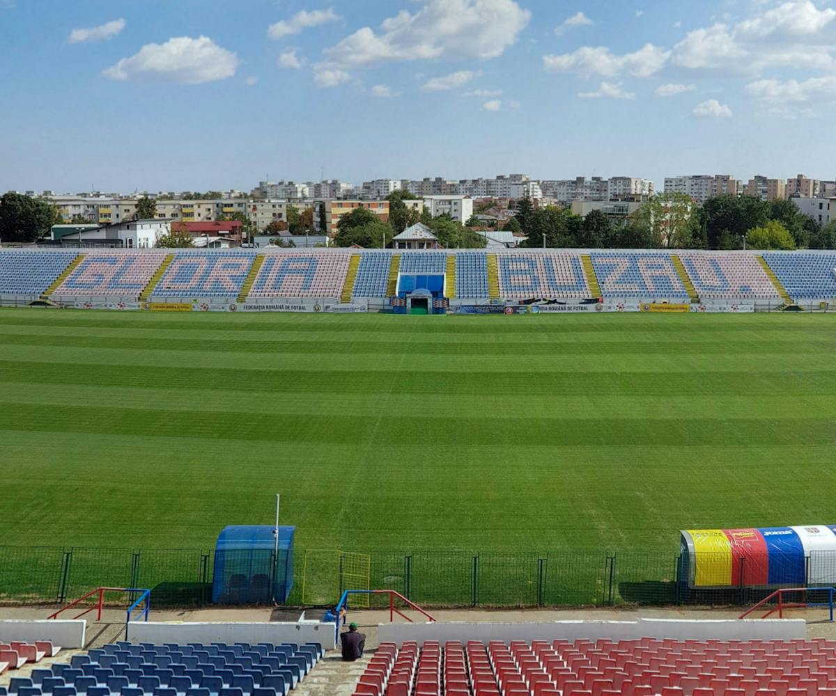 gloria buzau stadion fotbal cu gazon natural si tribune