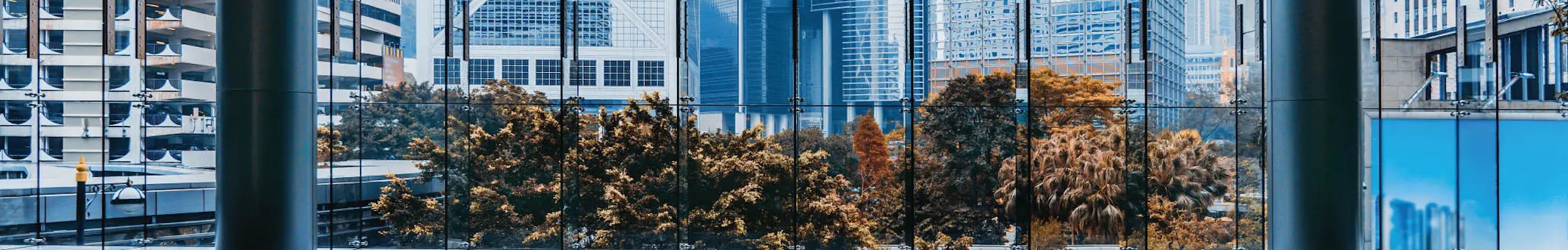 Glaswand von Innen bei einem großen Gebäude.