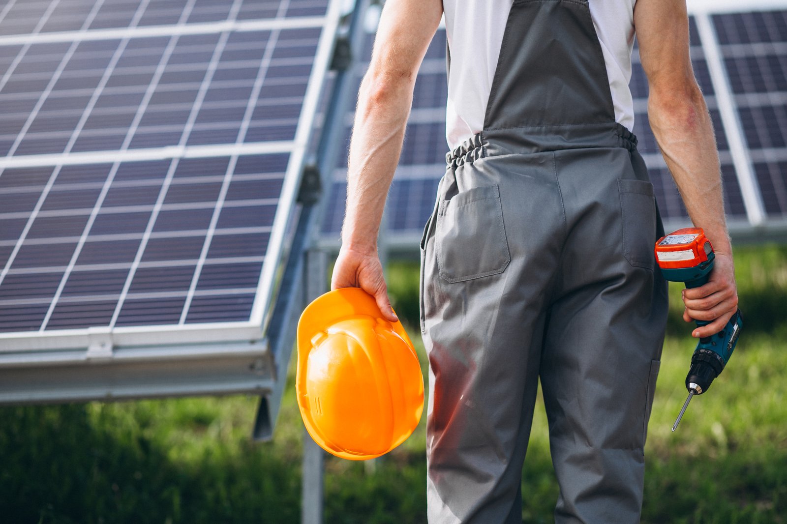 Fachbetrieb bei der Wartung einer Solaranlage im Freifeld
