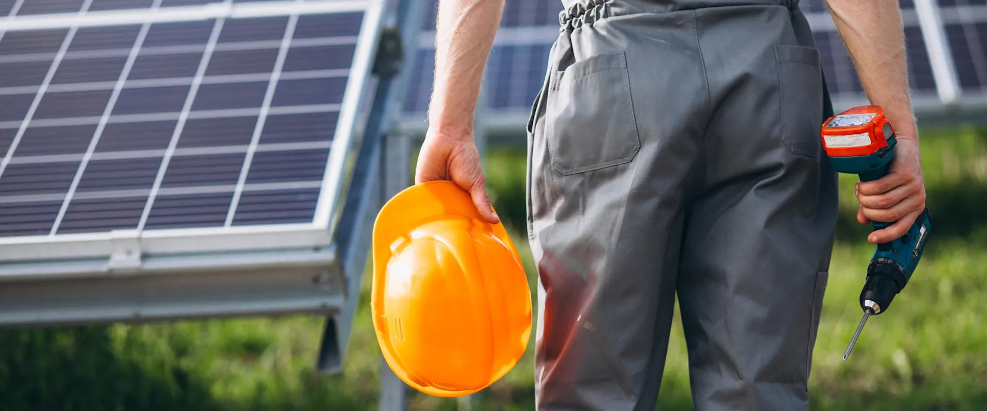 Fachbetrieb bei der Wartung einer Solaranlage im Freifeld Fachbetrieb bei der Wartung einer Solaranlage im Freifeld