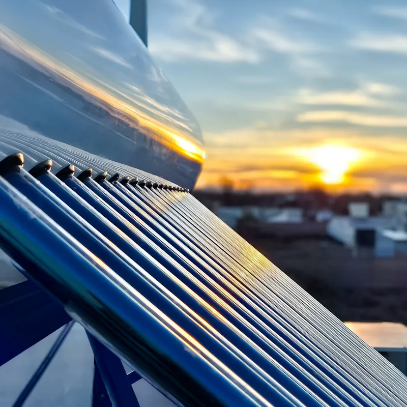 Vakuumröhrenkollektor einer Solarthermieanlage auf dem Dach bei Sonnenuntergang Vakuumröhrenkollektor einer Solarthermieanlage auf dem Dach bei Sonnenuntergang