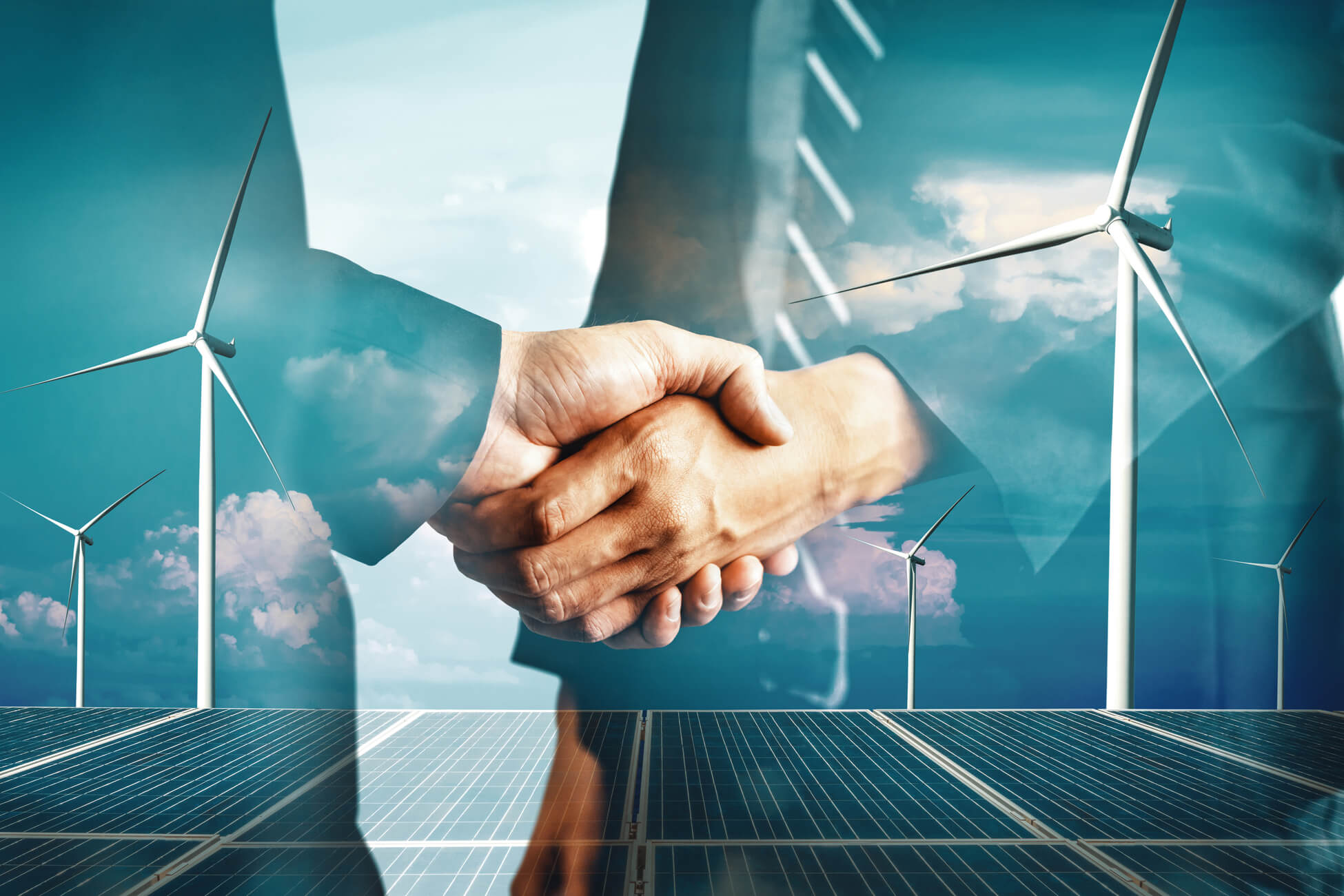 Zwei Geschäftsleute im Anzug geben sich die Hand, im Hintergrund überlagert eine Szenerie mit Windkraftanlagen, Solarpanels und blauem Himmel mit Wolken – Symbolbild für Zusammenarbeit und Investition beim Energy Sharing in Deutschland