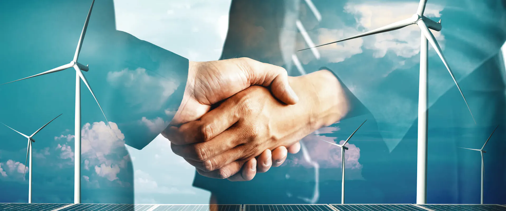 Zwei Geschäftsleute im Anzug geben sich die Hand, im Hintergrund überlagert eine Szenerie mit Windkraftanlagen, Solarpanels und blauem Himmel mit Wolken – Symbolbild für Zusammenarbeit und Investition beim Energy Sharing in Deutschland Zwei Geschäftsleute im Anzug geben sich die Hand, im Hintergrund überlagert eine Szenerie mit Windkraftanlagen, Solarpanels und blauem Himmel mit Wolken – Symbolbild für Zusammenarbeit und Investition beim Energy Sharing in Deutschland