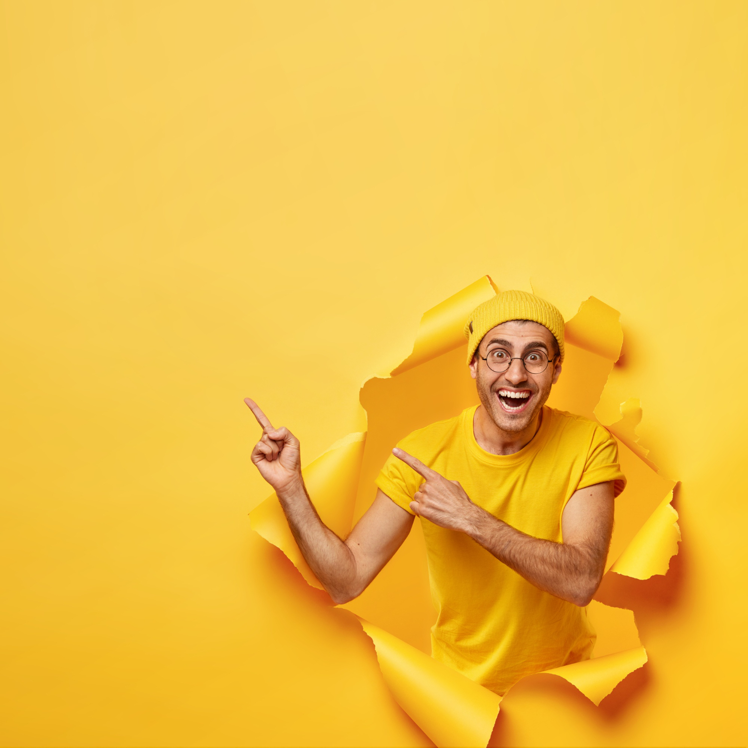 Mann mit gelben Hintergund